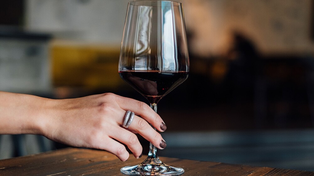 Tomar vino antes de dormir ayuda a bajar de peso, lo dice la ciencia