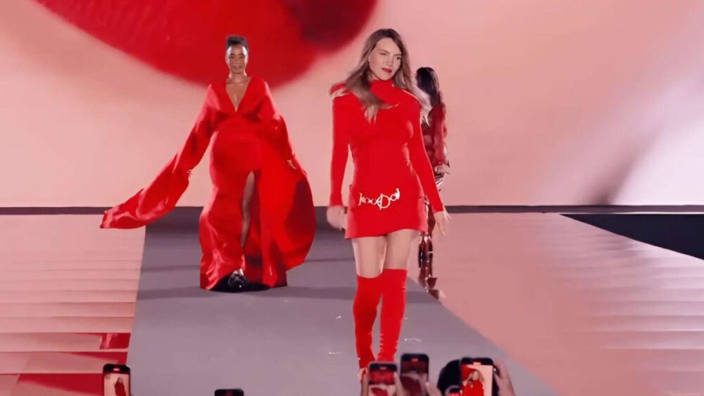 Belinda cae en desfile de moda en París