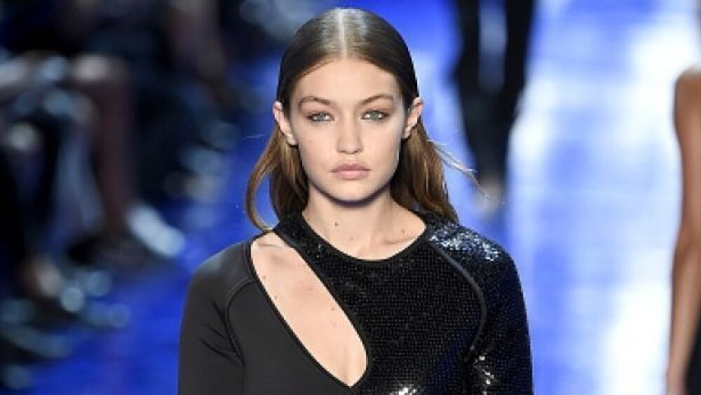 ¡Gigi Hadid casi se cae en una pasarela!