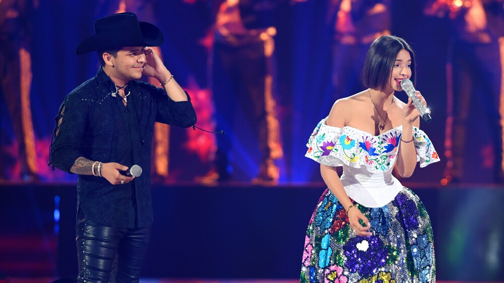 Ángela Aguilar y Christian Nodal en los Premios Juventud 2019.