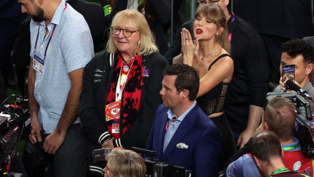 Taylor Swift y Donna Kelce.jpg