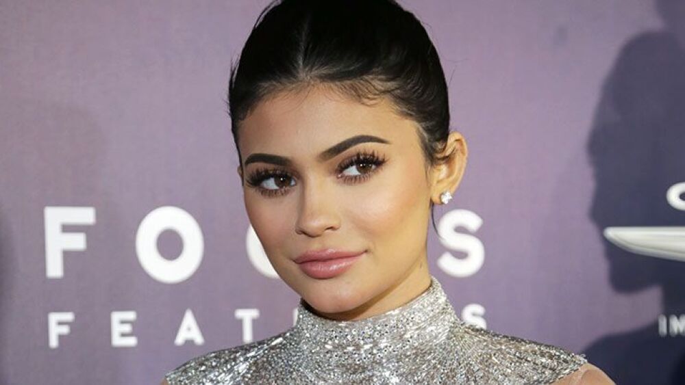 La abuela de Kylie Jenner consiente a la pequeña Stormi