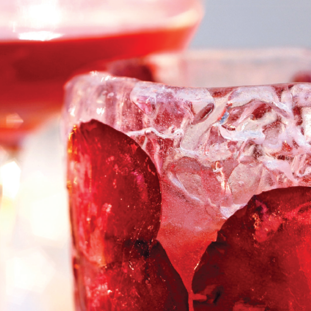 Exquisito coctel Afrodita con pétalos de rosa