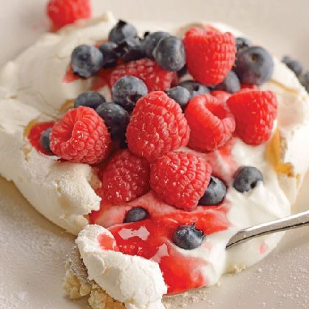Merengue sin azúcar con salsa de frutas rojas