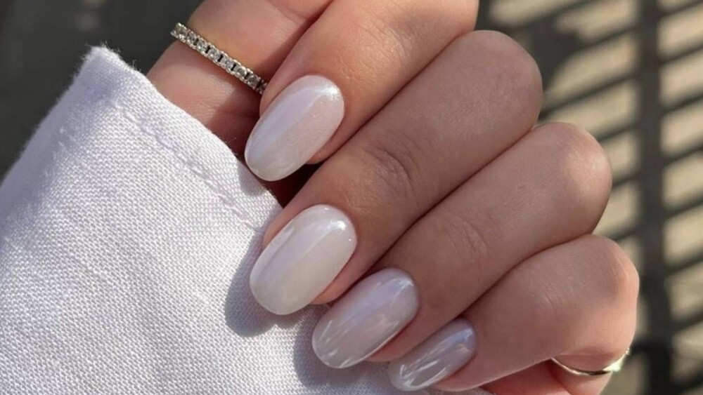 Esta é a cor de unhas tendência da estação recomendada por celebridades, como Jennifer Aniston Unhas peroladas.jpg