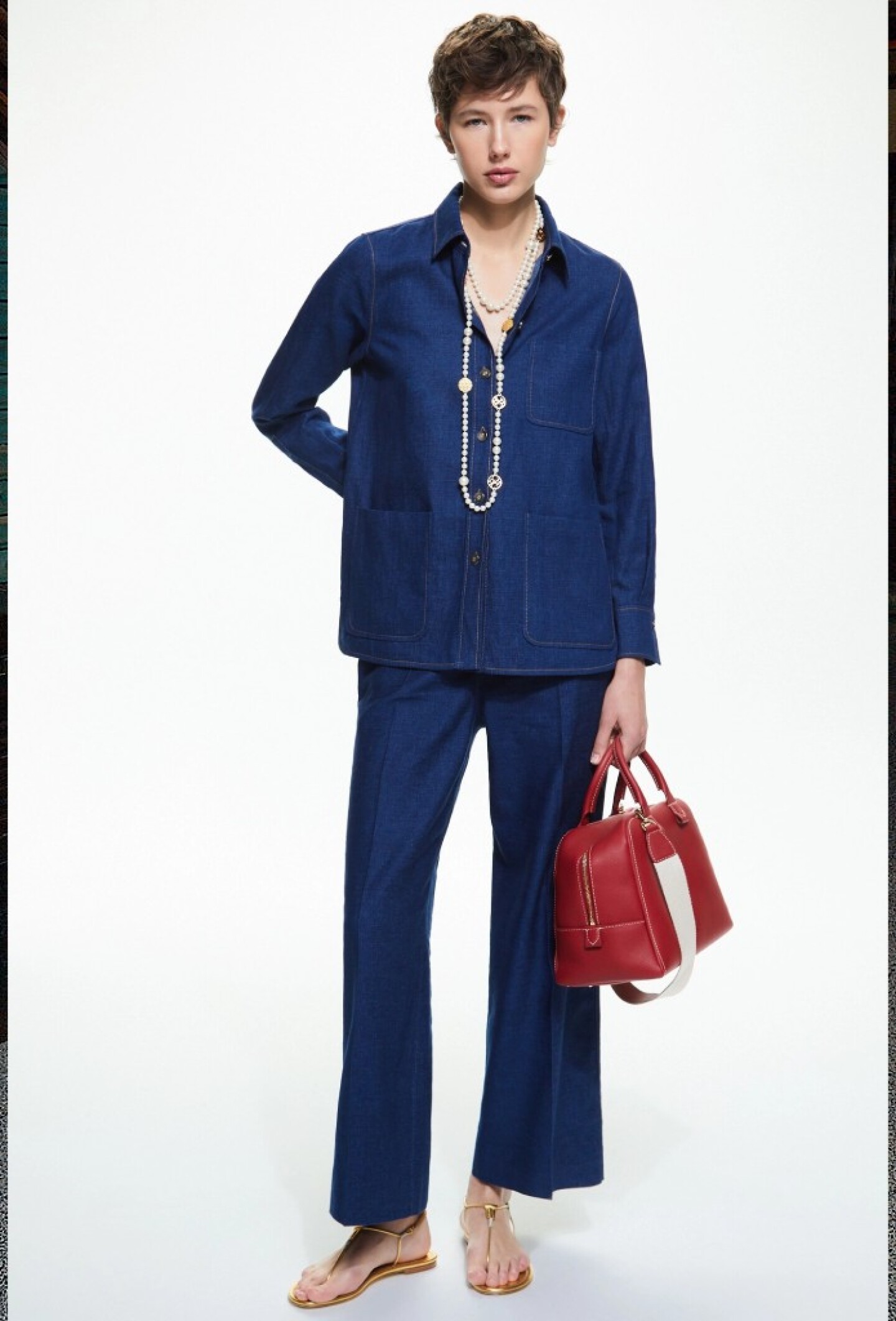 Carolina Herrera da cátedra de estilo para llevar pantalones acampanados