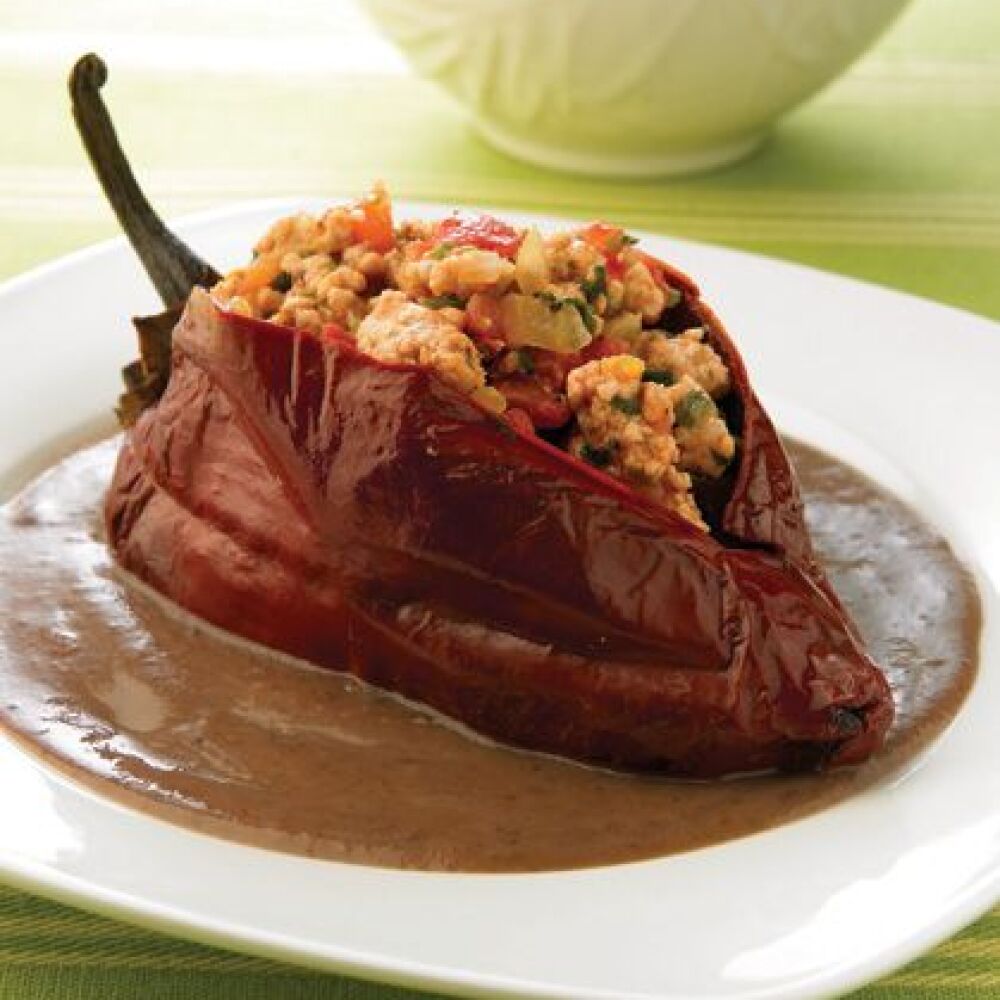 Chiles ancho en salsa de frijol