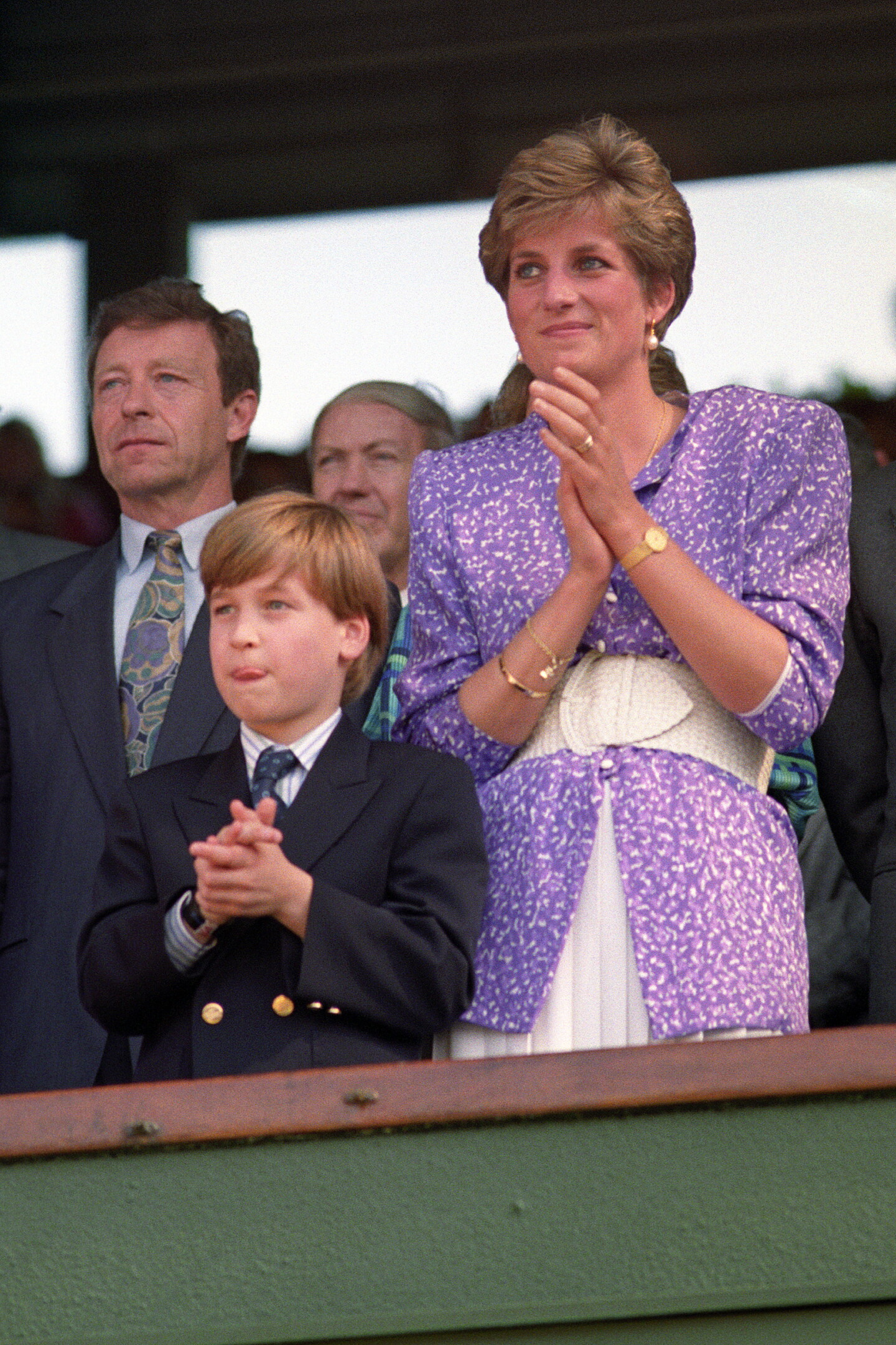 La princesa Diana conversa con el joven príncipe William mientras ambos asisten a un partido de Wimbledon desde el Palco Real en 1991.