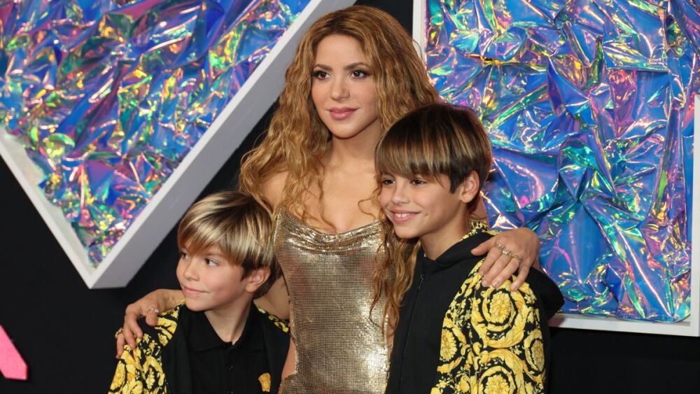 Shakira y sus hijos Sasha y Milan.jpg