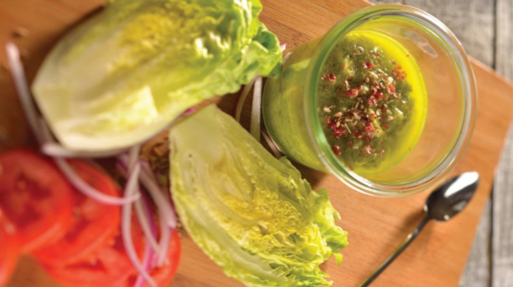 Ensalada de corazones de lechuga y aderezo de aguacate