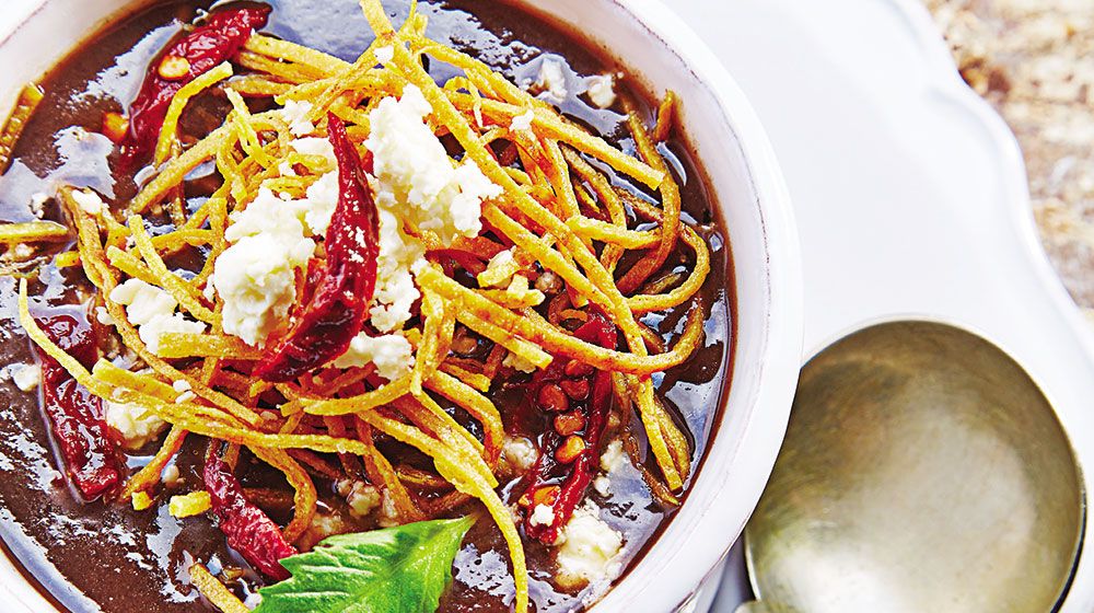 Sopa de frijol con chipotle y tortilla frita