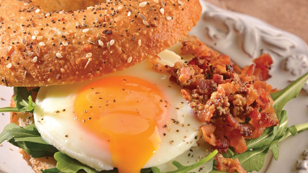 Bagel multigrano con huevo estrellado