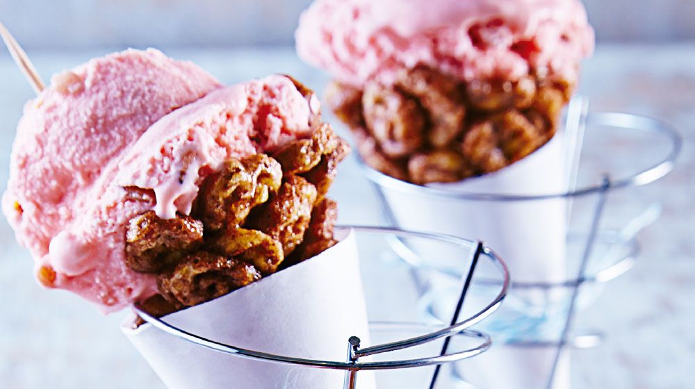 Conitos de cereal con helado de fresa
