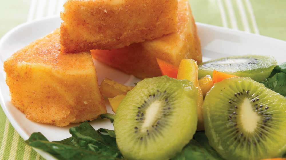 Queso cubierto y ensalada de kiwi