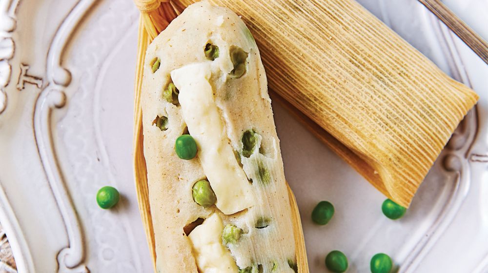 Tamal de chícharo con queso panela
