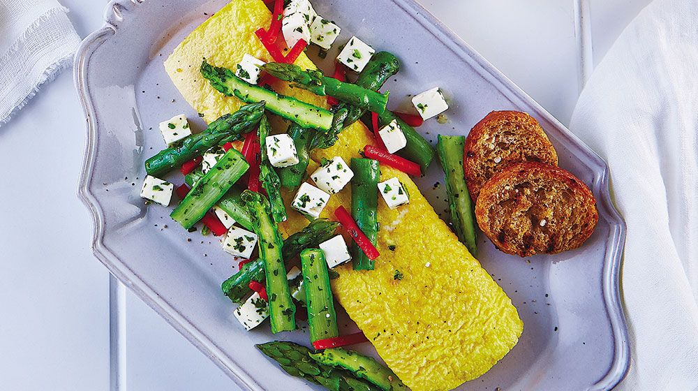 Omelette de espárragos con queso feta