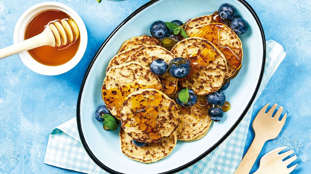 Hot cakes integrales de plátano y avena para toda la familia