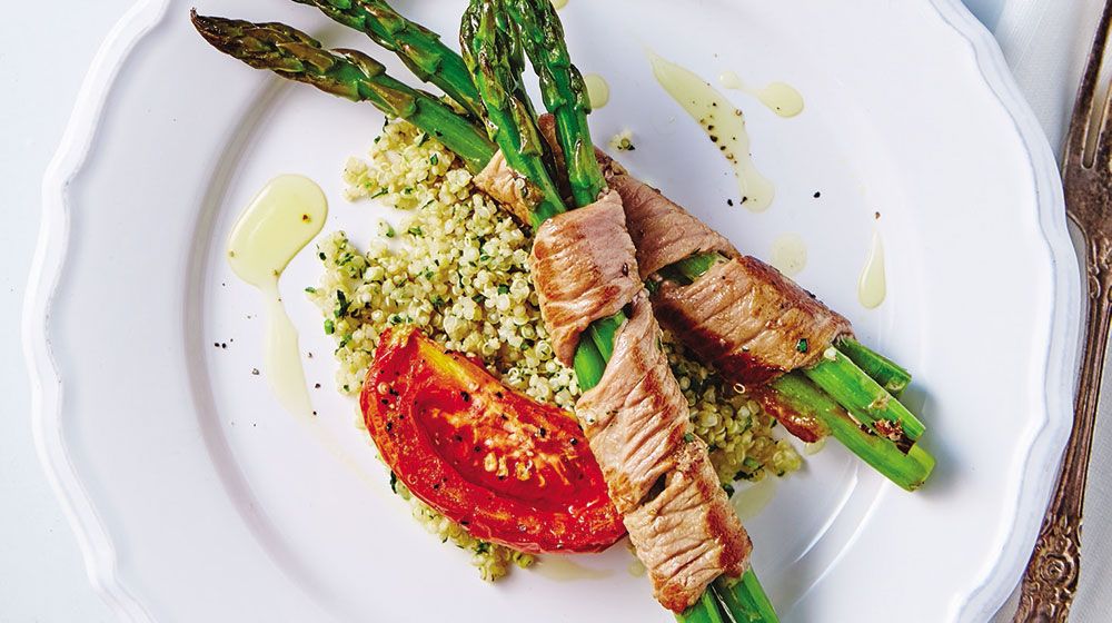 Espárragos con carne sobre quinoa