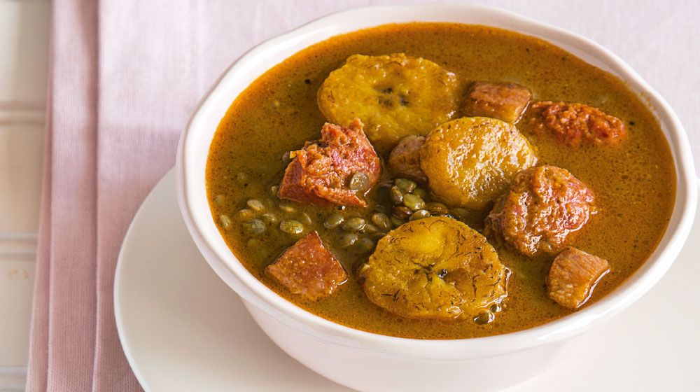 Sopa de lentejas con chorizo y plátano frito