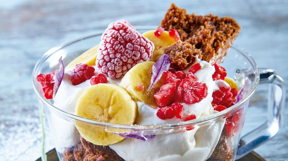 Postre vegano: Copa de brownie con yogur y fruta