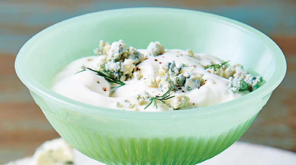 Dip de queso roquefort con varitas de apio