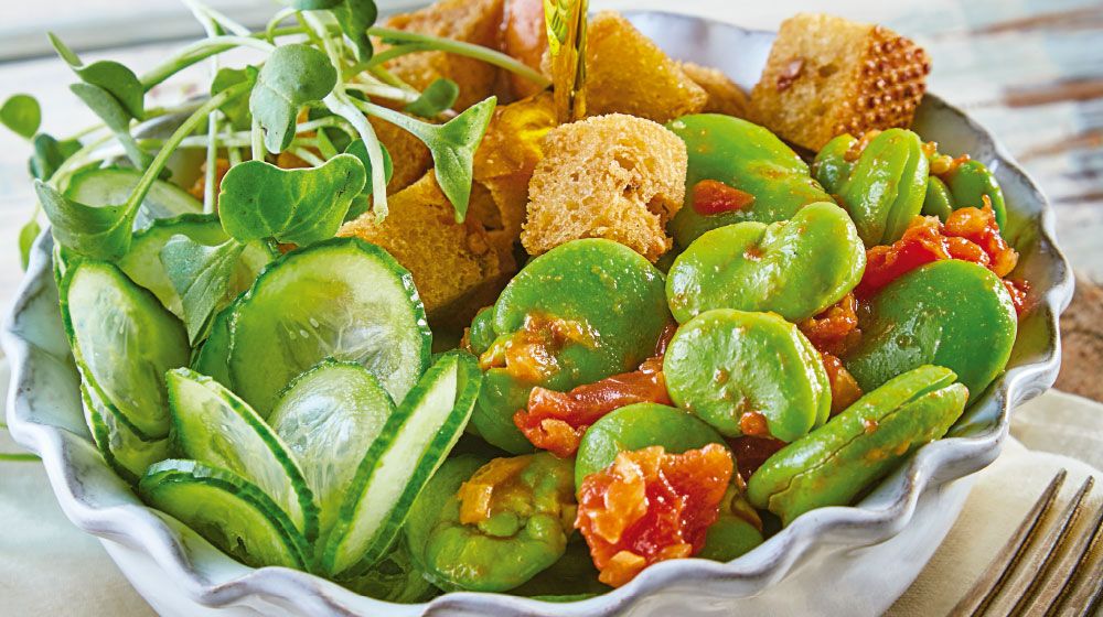 Ensalada de habas con sofrito de jitomate y croutones