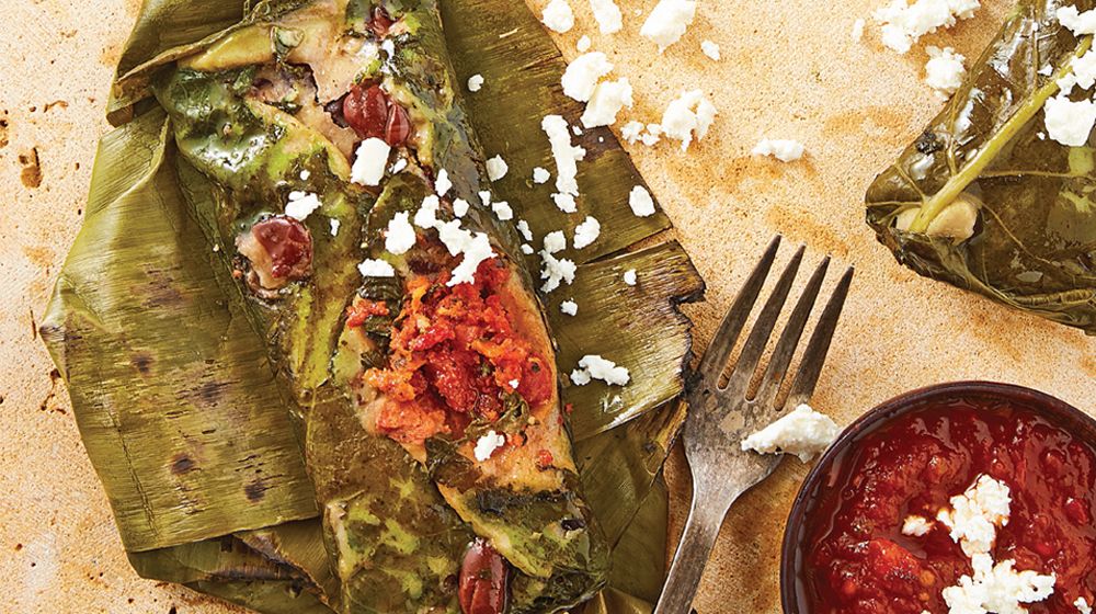 Tamal de frijol y chorizo con hoja santa