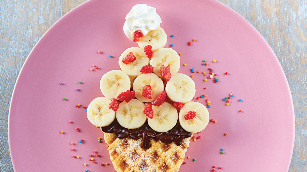 Divertido cono de waffle y plátanos en forma de helado