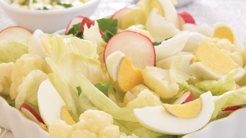 Ensalada de queso cottage y espinacas baja en calorías