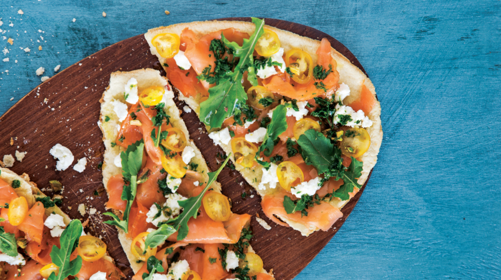 Pizza italiana de salmón y queso de cabra