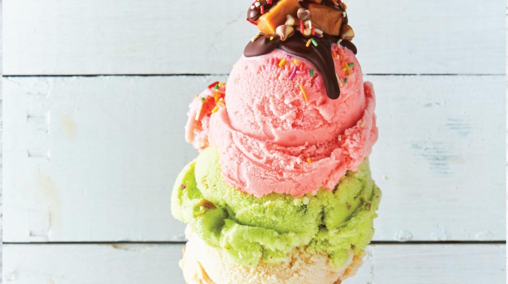 Cono de helado de vainilla, pistache y fresa