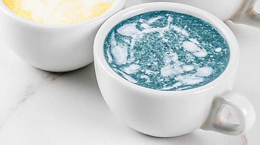 Latte de coco tostado y espirulina