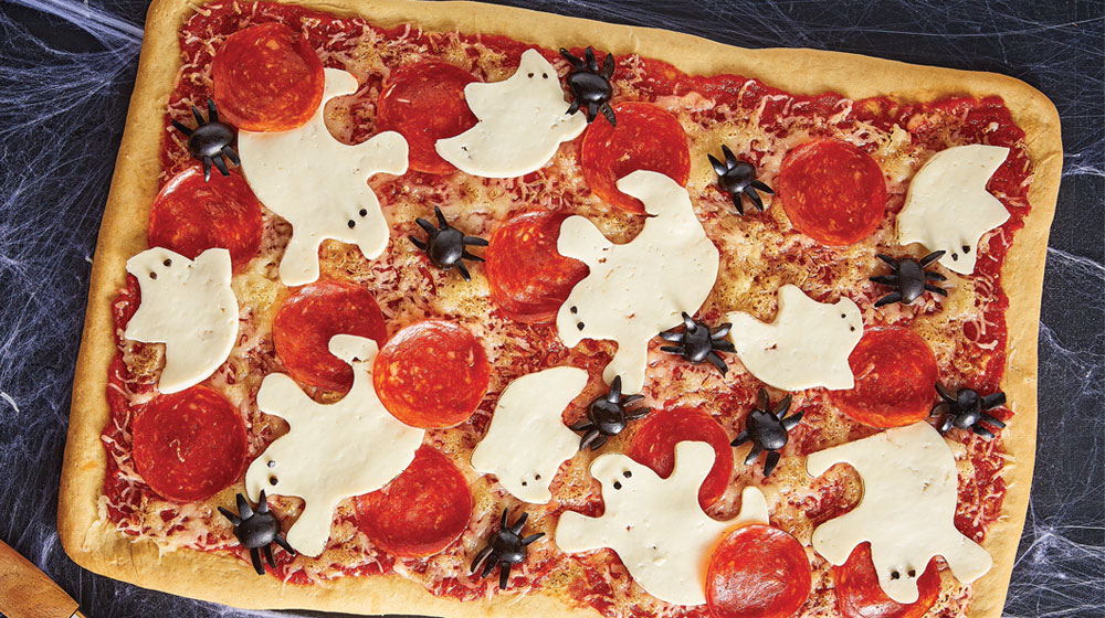 Pizza de pepperoni con fantasmas de queso