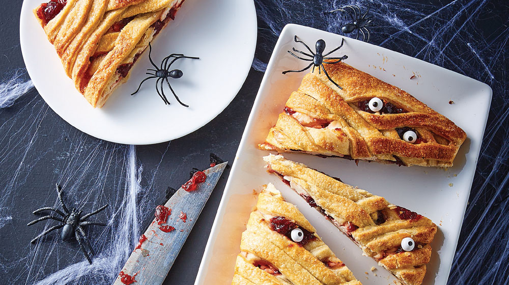 Trenza de hojaldre rellena de queso con arándano