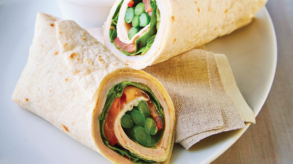 Wrap de salmón ahumado con espárragos