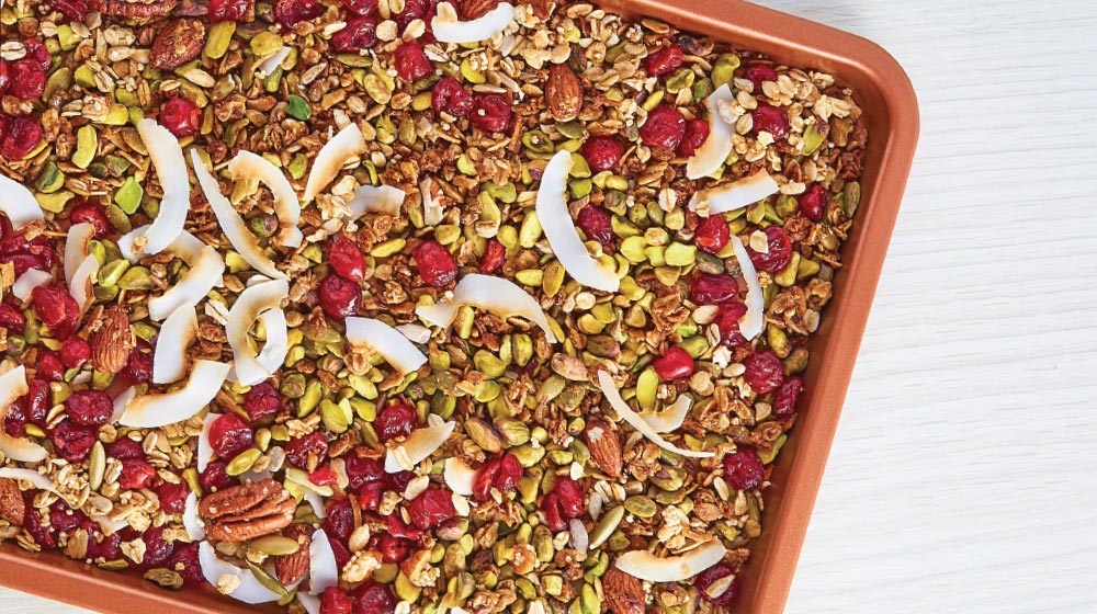 Aprende a preparar granola casera con pistache, arándanos, nueces y coco