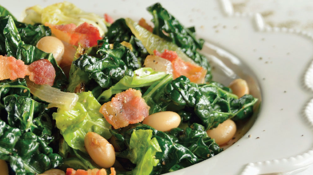 Ensalada de col china con alubias y tocino