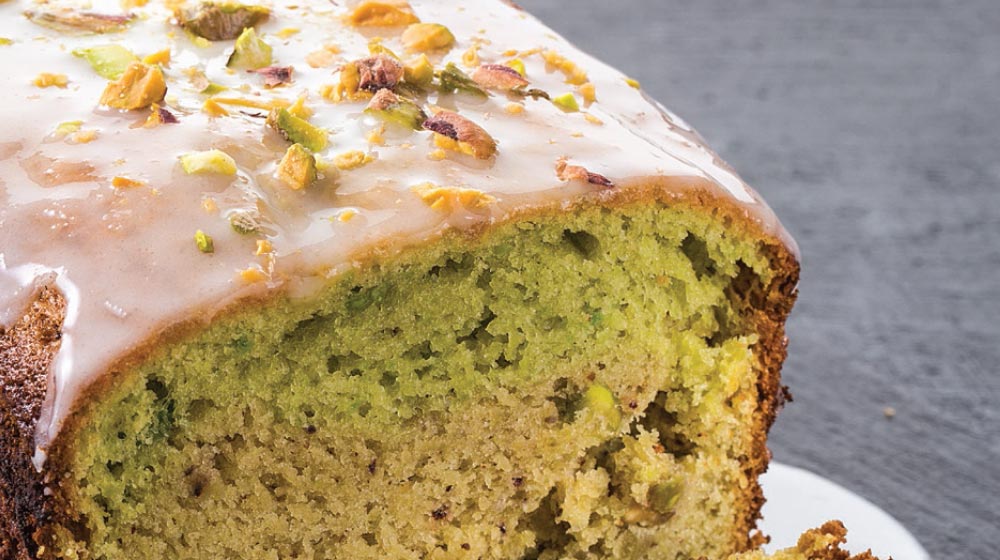 Receta de panqué de aguacate y pistaches con glaseado de lima