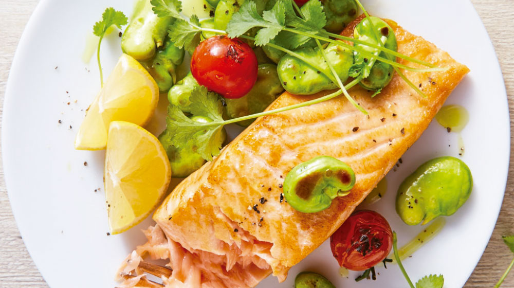 Salmón con habas frescas