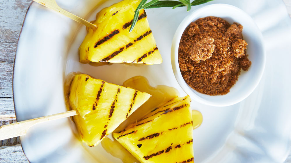 Brocheta de piña asada