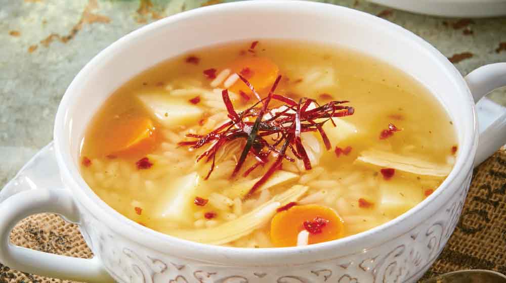 Caldo de pollo: la receta para prepararlo con arroz y verduras