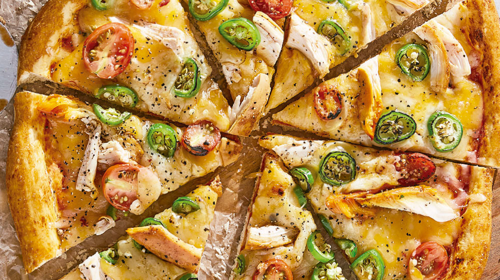 Pizza de pollo rostizado con jitomate y jalapeño