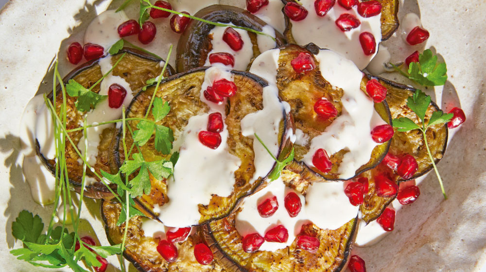 Berenjenas asadas con granada y aceite de oliva